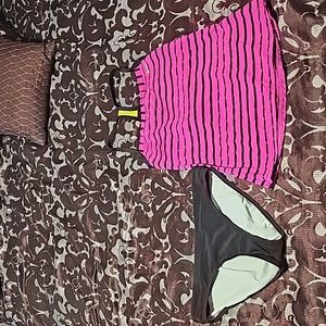 Womens two piece NIKE swimsuit. Very pretty great condition. Sz 14